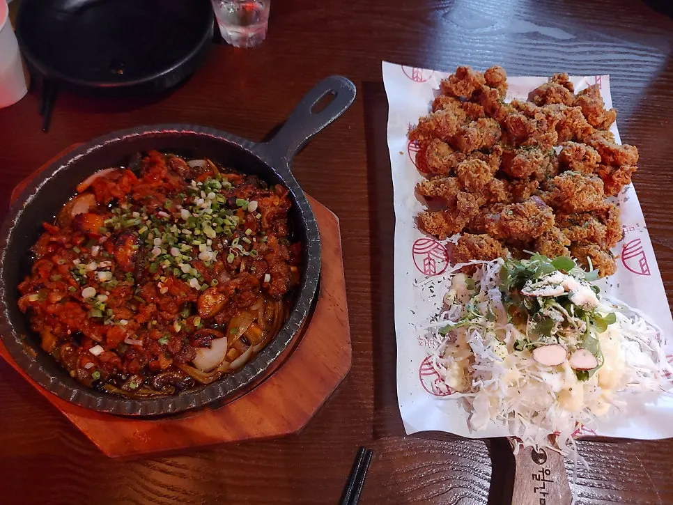 닭똥집과 함께 나온 치킨무와 소스 세팅