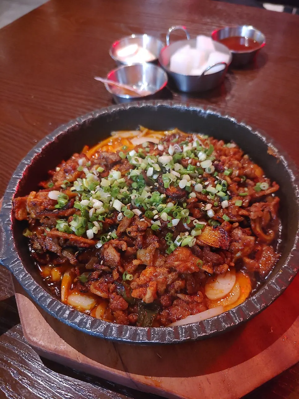 매콤한 비주얼의 오돌뼈 한 접시