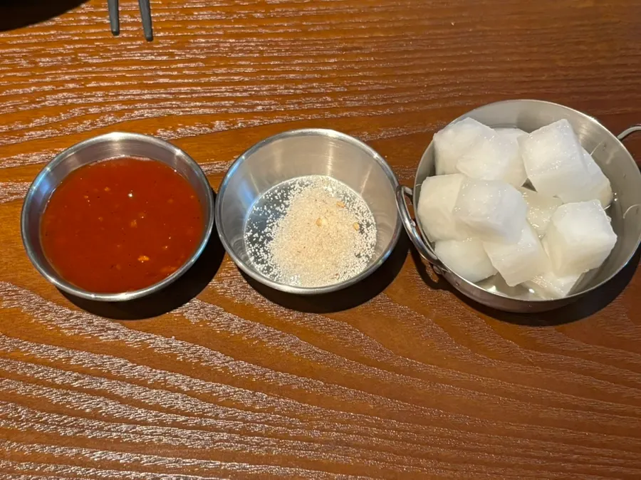 Sauce, salt and chicken-mu served with the chicken