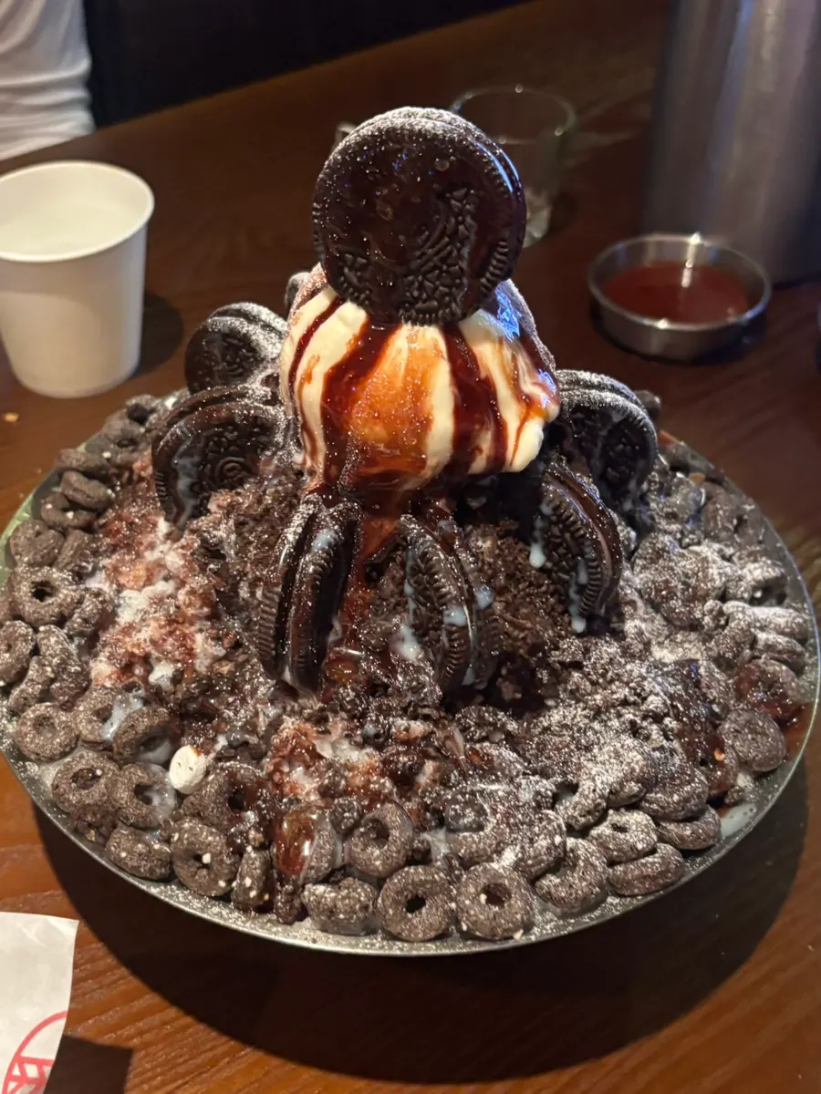 Oreo choco-bingsu piled high with toppings