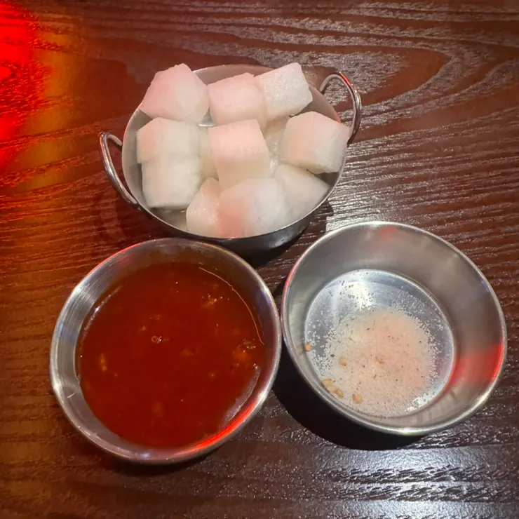 치킨무와 양념 소스, 맛소금 세팅