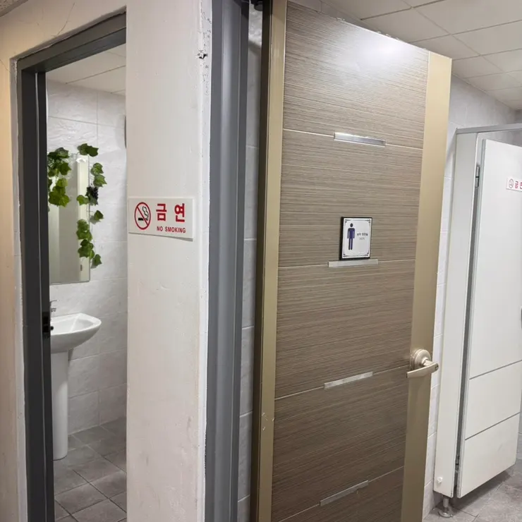 매장 내부 화장실 입구