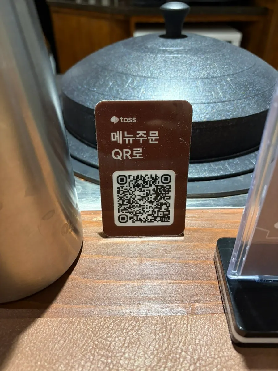 QR 주문 안내가 놓인 테이블