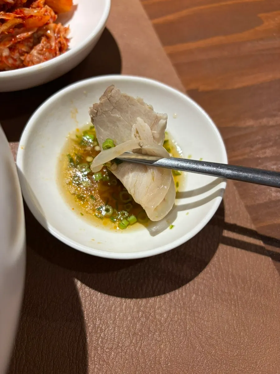 청근장 소스에 찍은 곰탕 고기