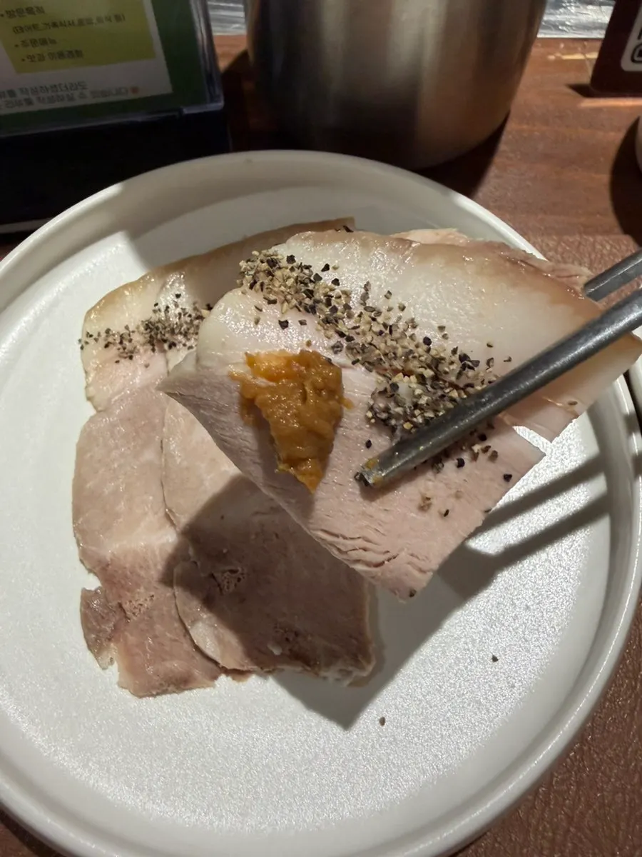 된장을 올린 냉제육 한 점