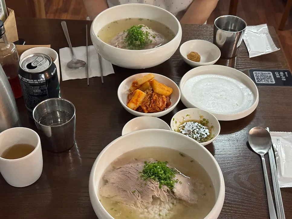 Full table setting with gomtang and jeyuk
