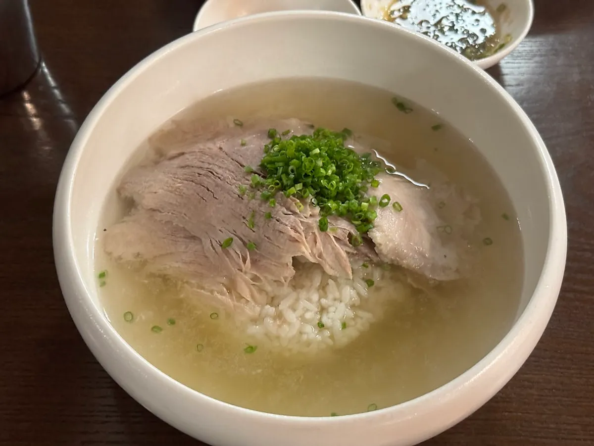 Clear Wolha Gomtang topped with thin-sliced pork