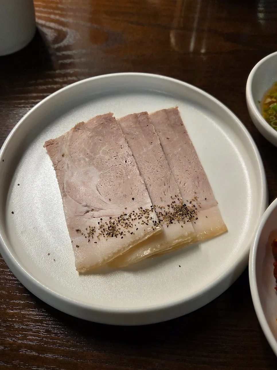 세 점 나온 냉제육 맛보기 접시