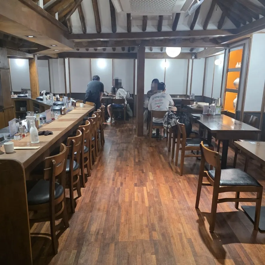 월하동 실내 서까래가 드러난 한옥 천장