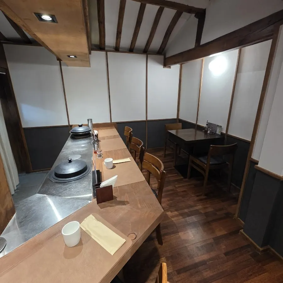 월하동 바테이블과 4인 테이블 좌석
