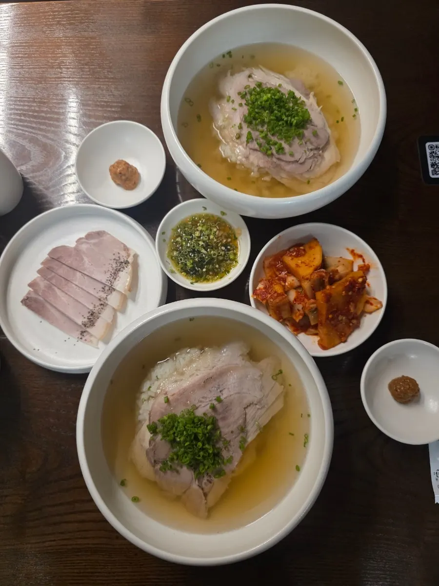 월하곰탕 두 그릇과 냉제육 맛보기 상차림