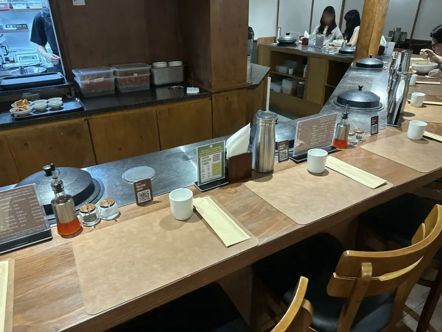 Modern, tidy table seating at Wolhadong
