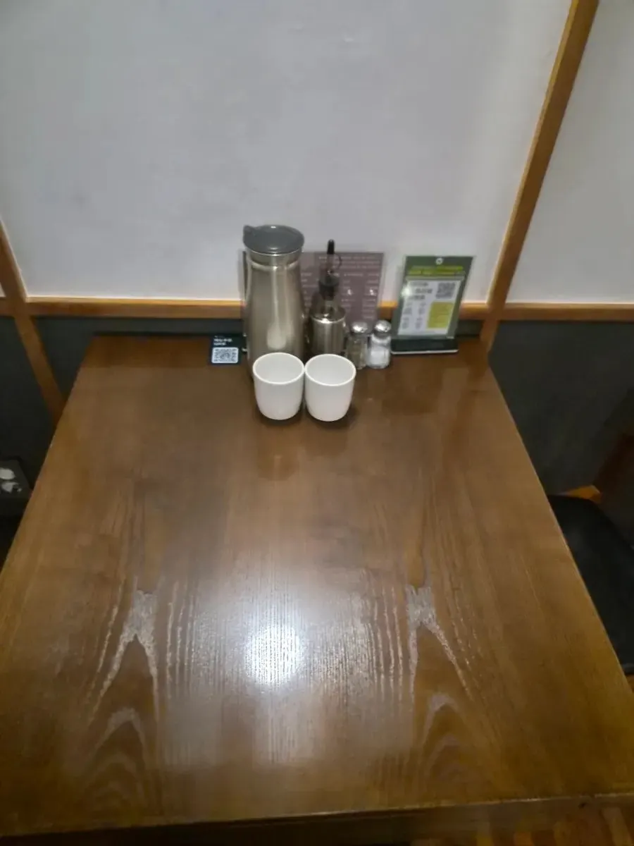 Wolhadong's 13-seat bar table