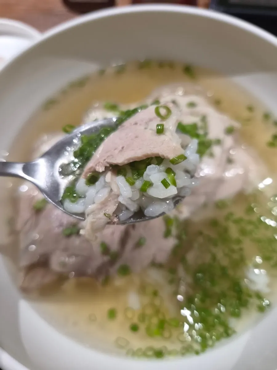 Clear gomtang broth made with cheonggeunjang