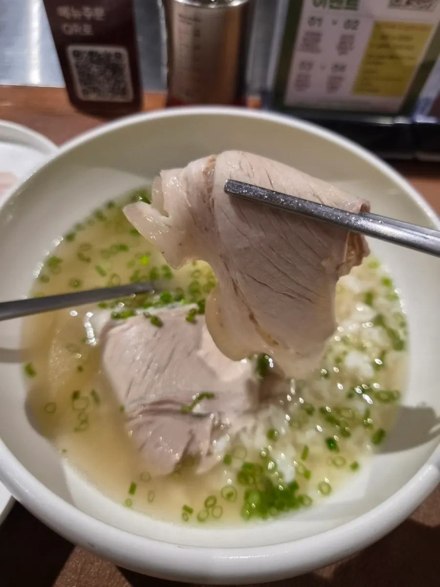 Clear, clean broth of Wolha gomtang