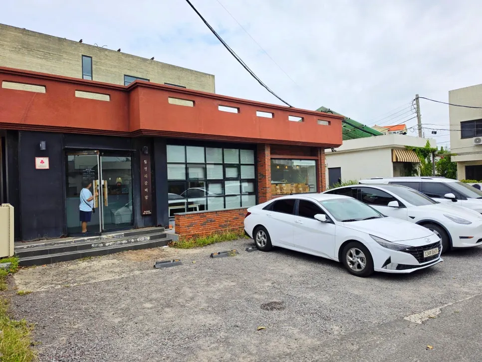 Parking space in front of Woljeongri Galbibap