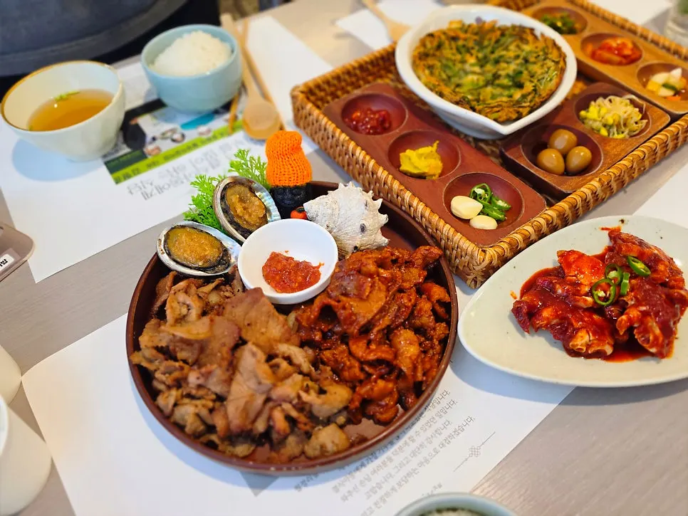 Table setting with soy-sauce and spicy grilled marinated meat, half and half