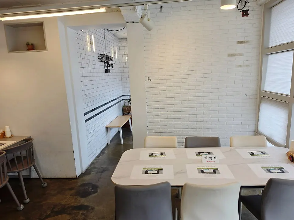 4-seat table inside Woljeongri Galbibap