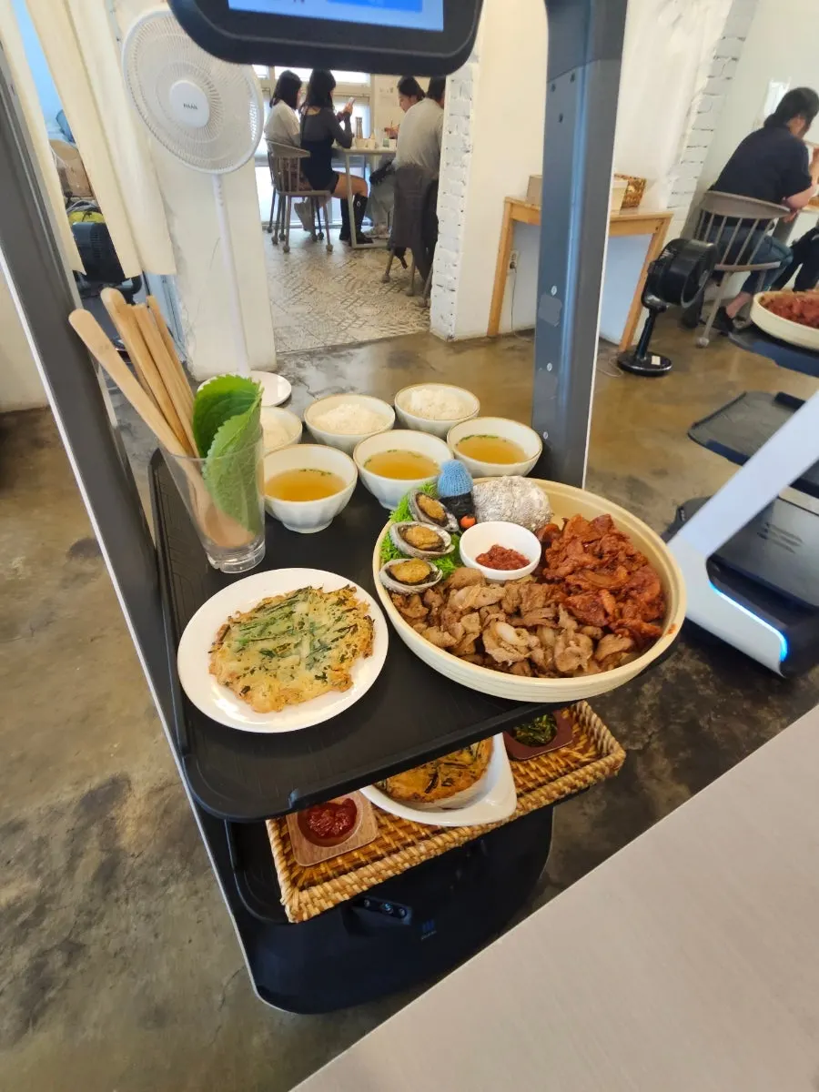 2인석으로 놓인 월정리갈비밥 창가자리
