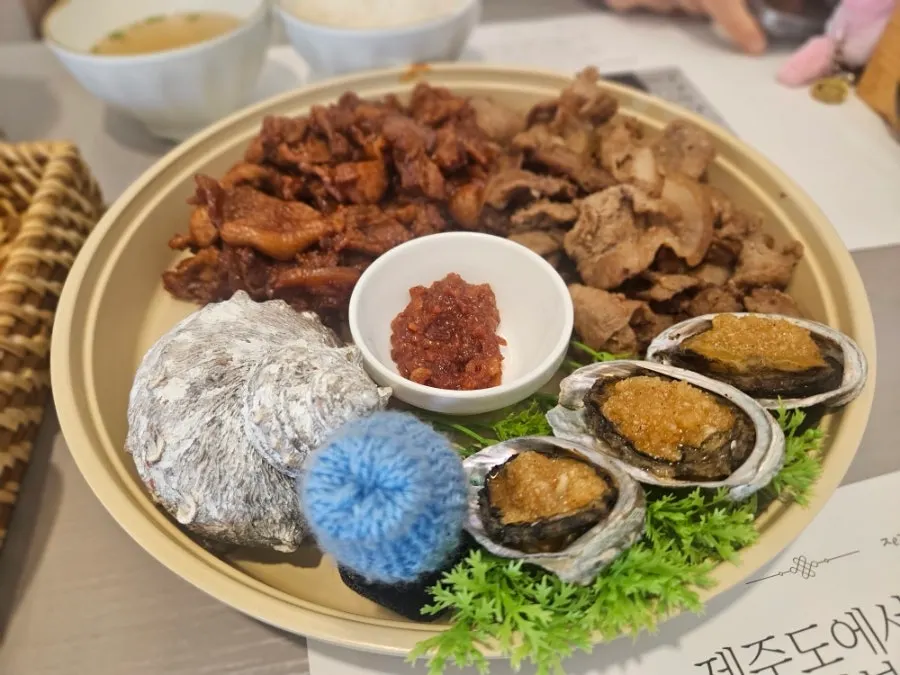 간장맛과 매운맛 반반으로 담긴 직화 양념구이