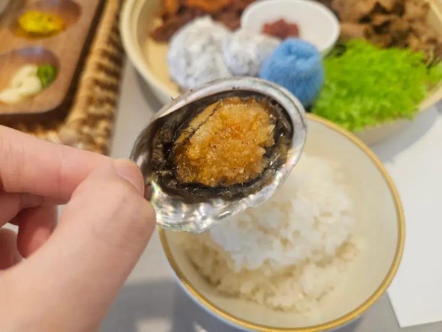 전복버터구이와 해물파전이 함께 놓인 상차림