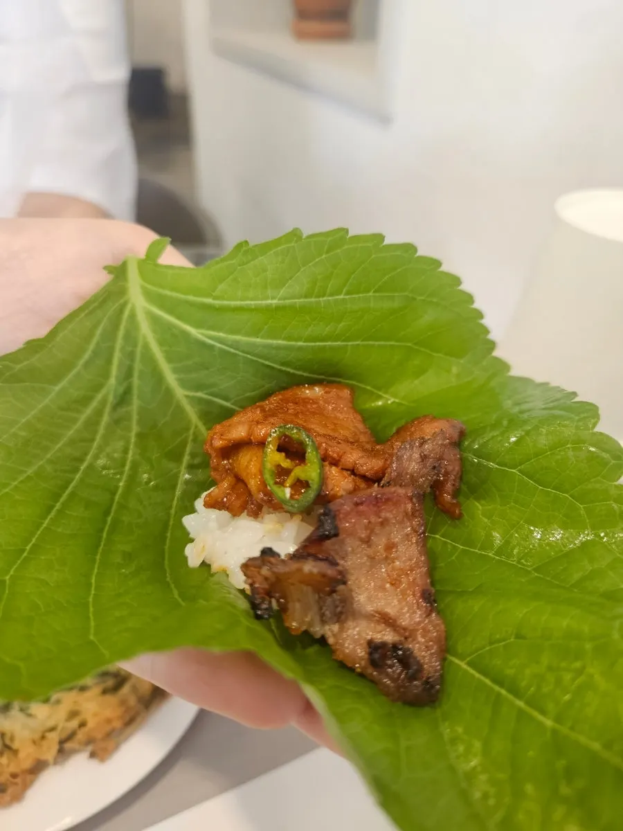 밥과 조갯국이 놓인 1인 자리