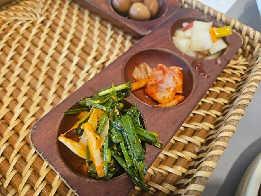 콩나물과 메추리알 반찬과 함께 먹는 매운맛 고기