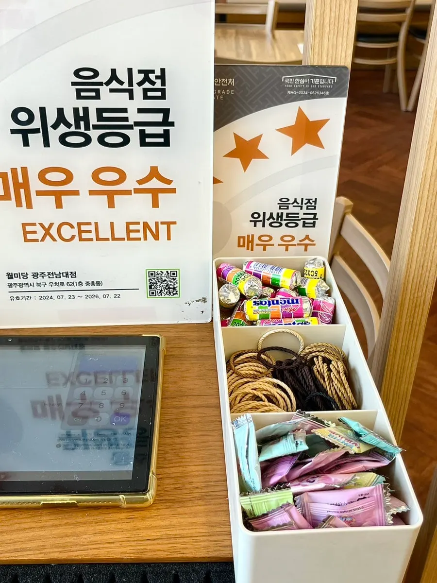 월미당 매장 안쪽 테이블 전경