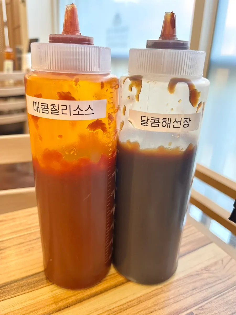 주방을 마주보는 바 테이블 좌석