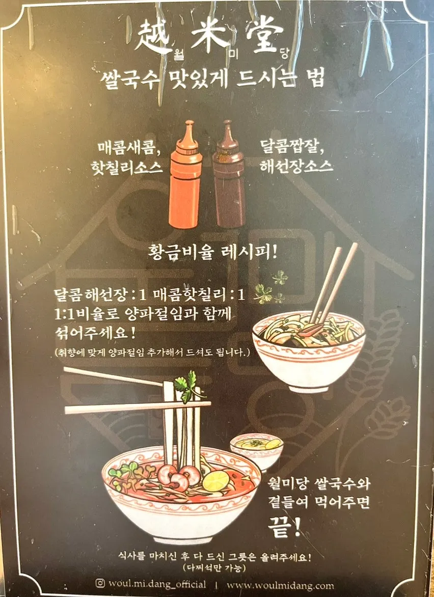 테이블에 놓인 위생 앞치마와 소스