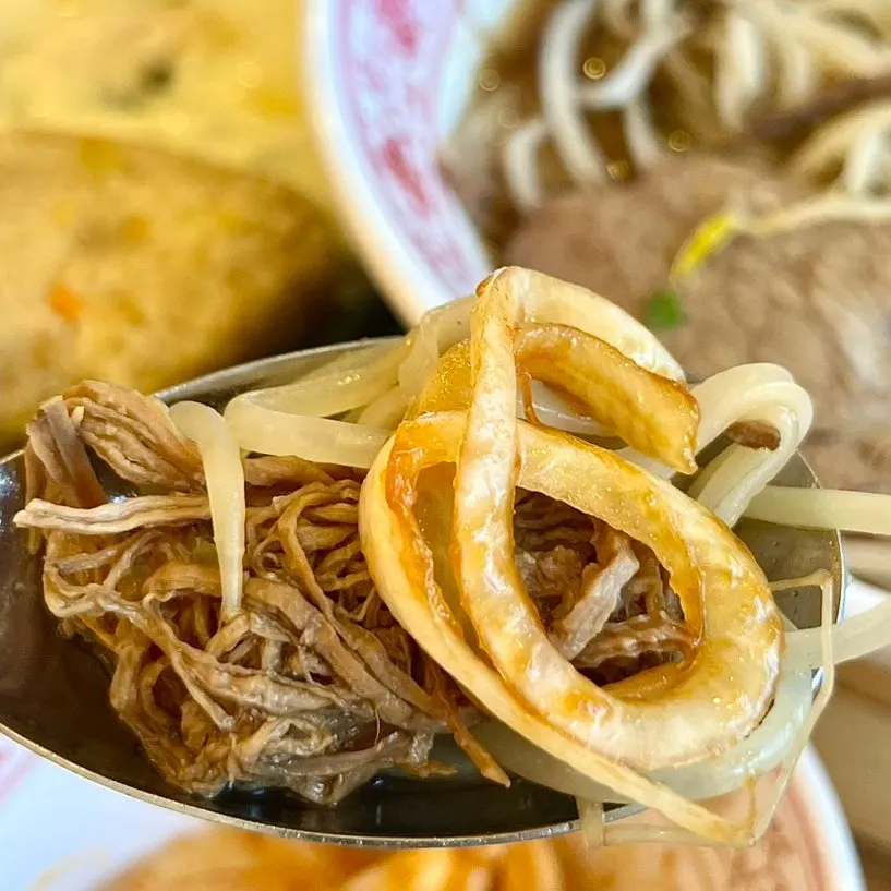 젓가락으로 건진 쌀국수 면