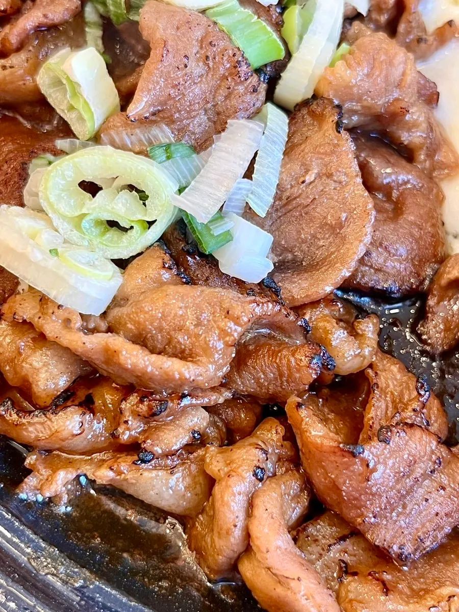 치즈와 구운주먹밥을 올린 철판불고기