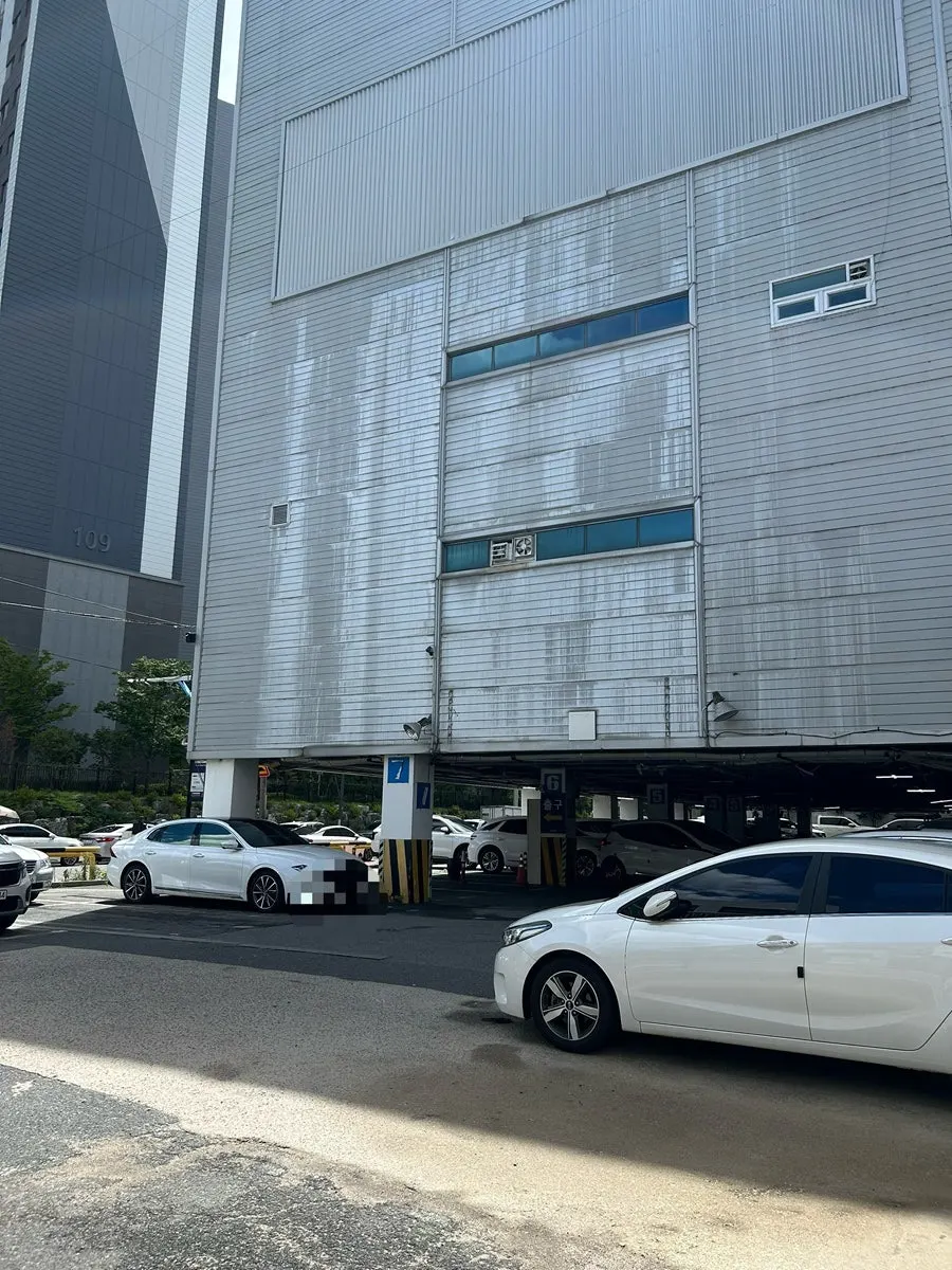 位于Megabox旁白色建筑的月味堂光州全南大店外观