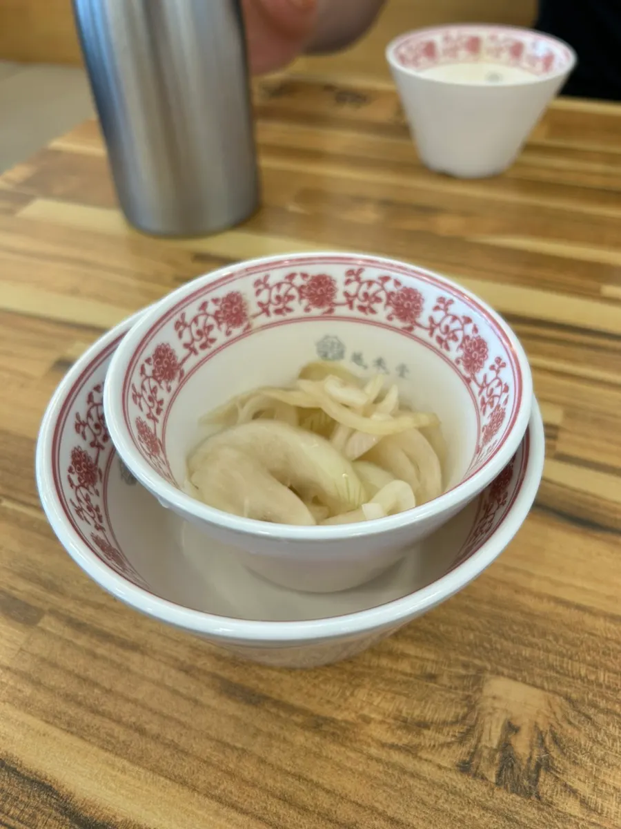 点餐后摆好的碗和腌洋葱