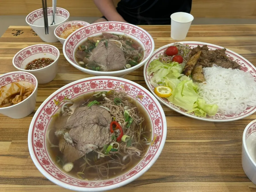 摆满一桌的米线和分猪肉米线