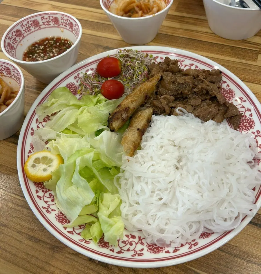 蔬菜和肉品丰盛的分猪肉米线一份