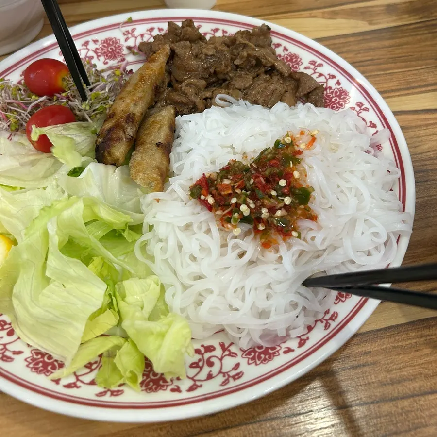 分猪肉米线酱汁和米线面条