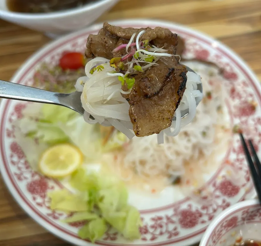 带炭火香的直火烤肉特写