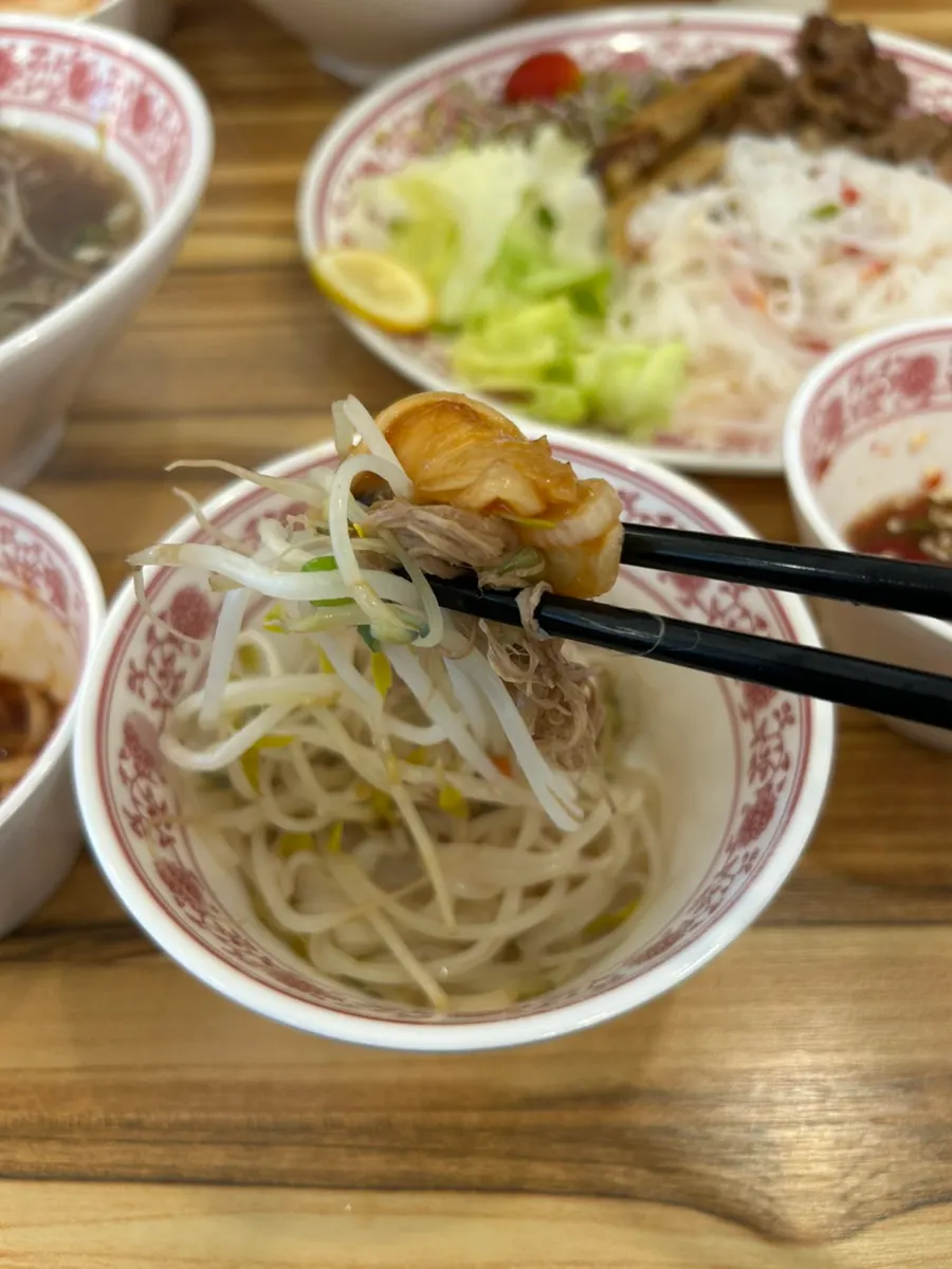 米线汤和肉配料