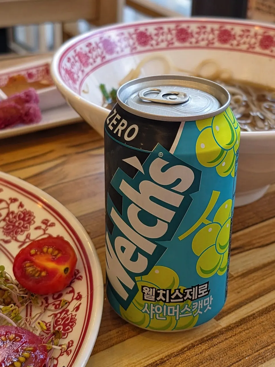 분짜 면에 소스를 부은 모습