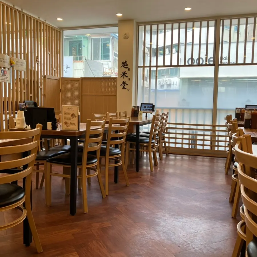 Interior of Wolmidang with tables for four