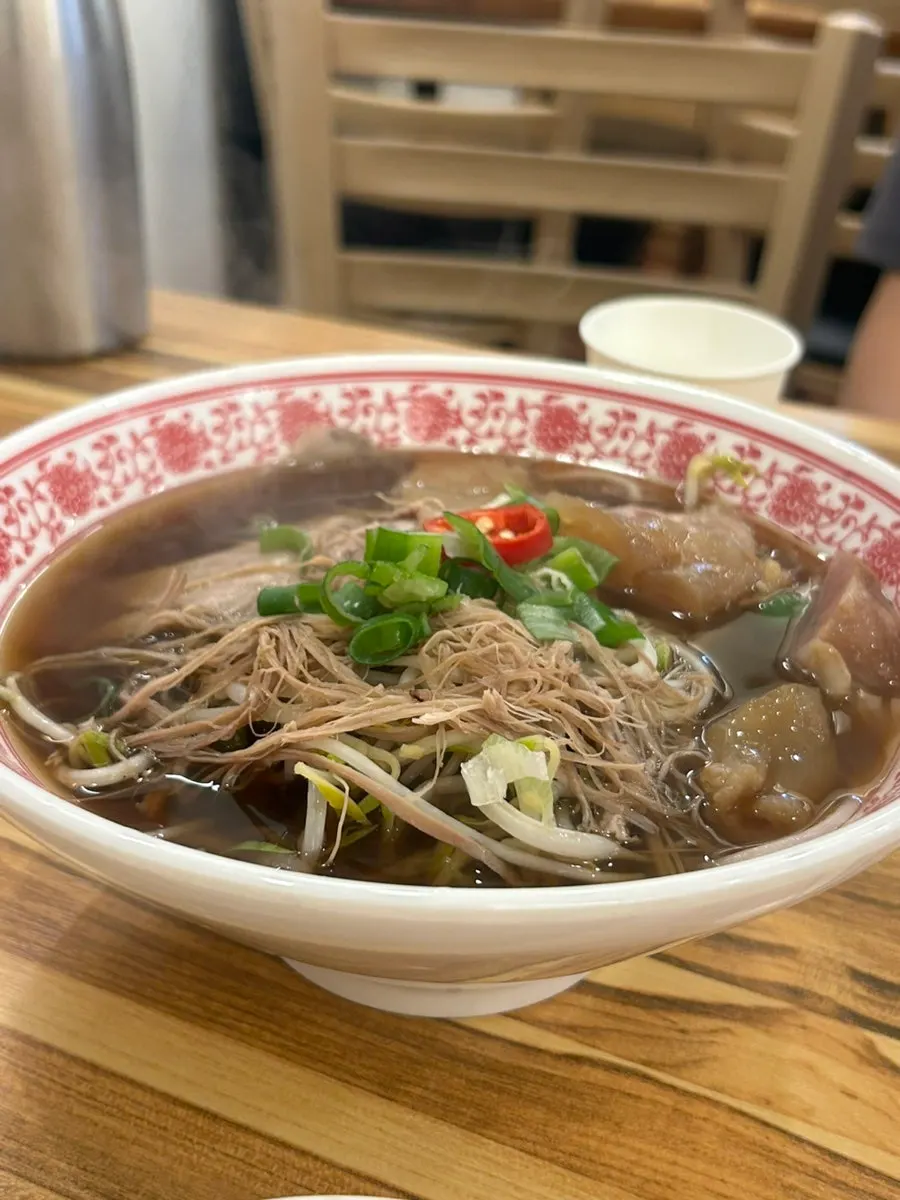 Mesa con el pho y el bowl pedidos entre dos personas