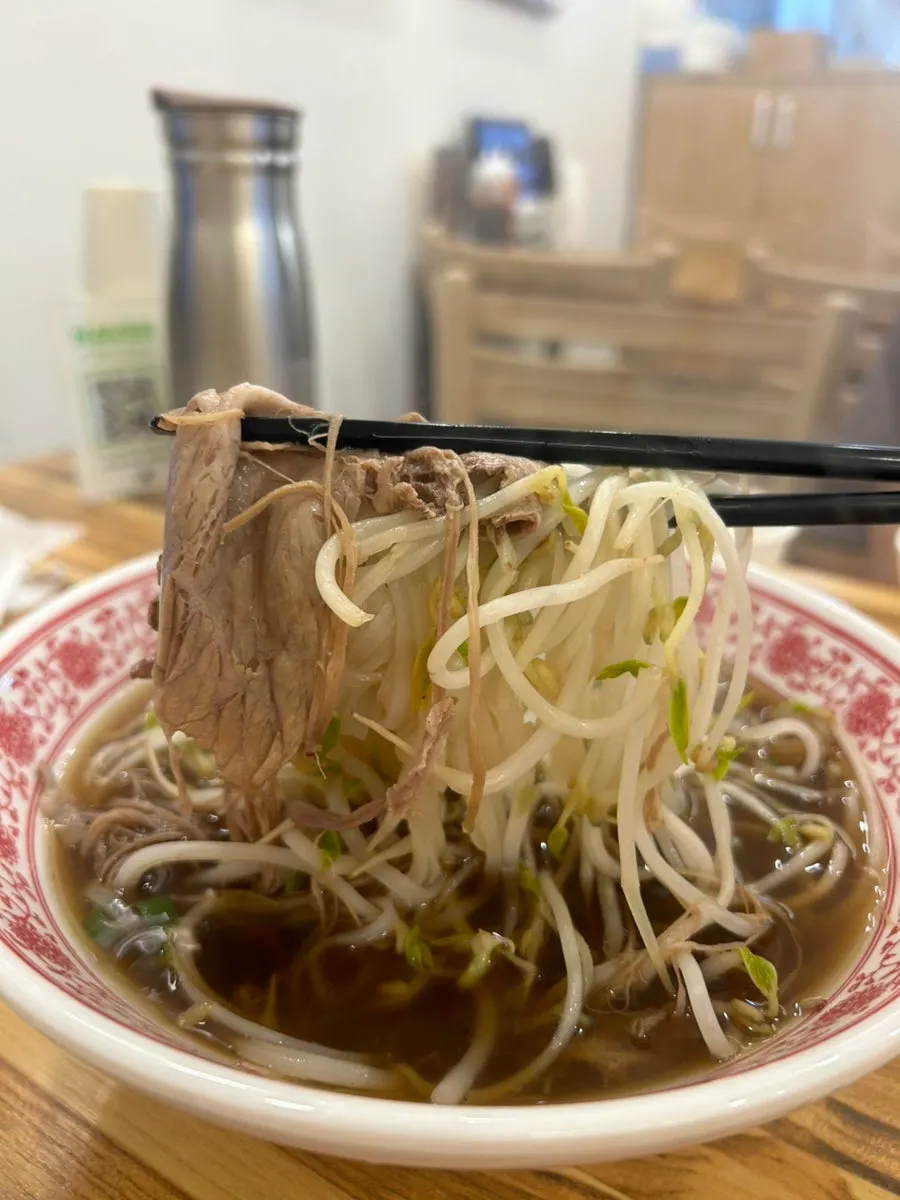 Pho de tendón de res con caldo intenso