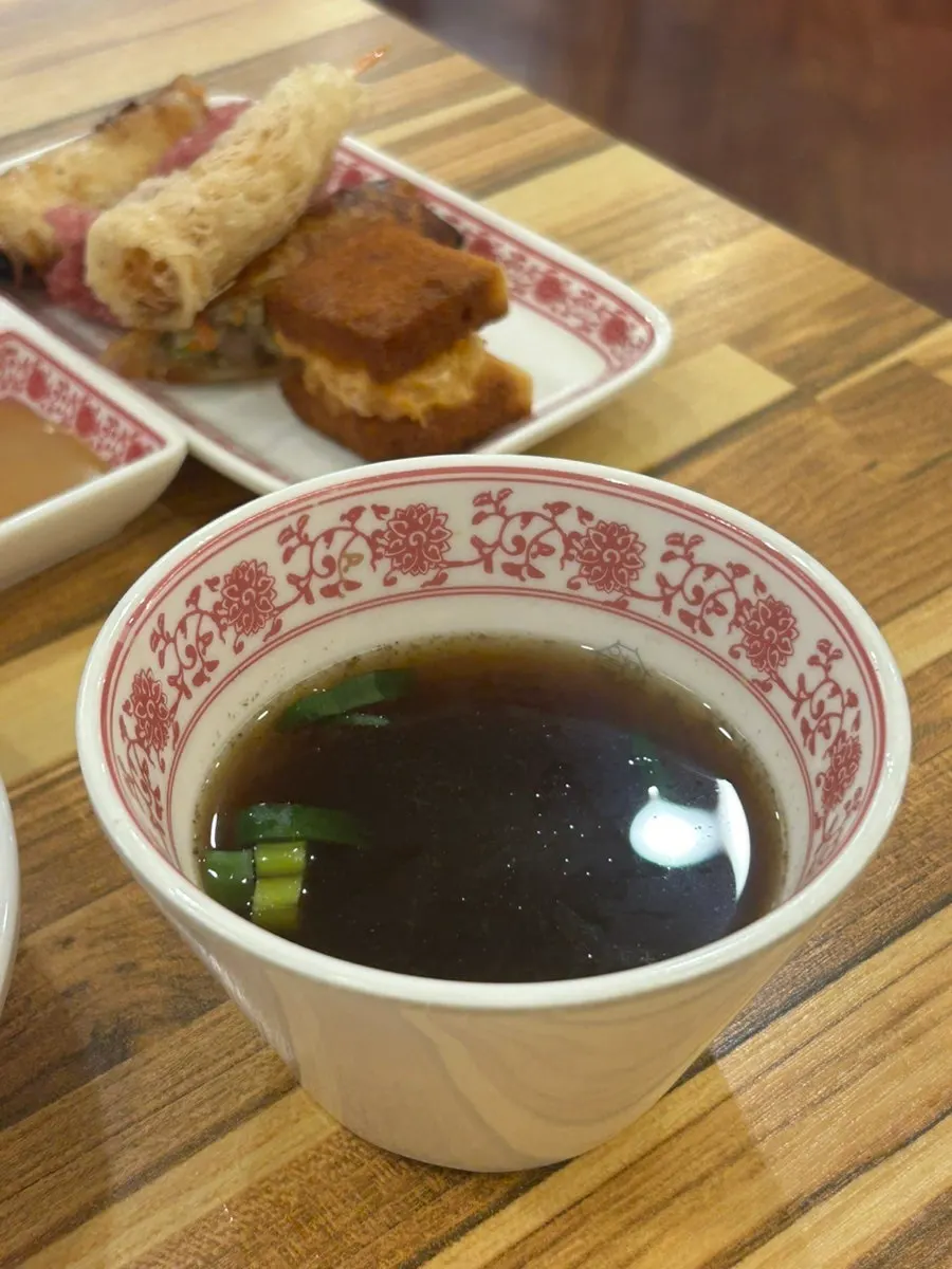 Caldo servido aparte junto con el plato de arroz