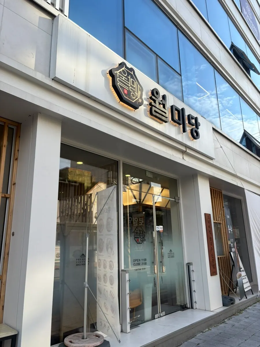 메가박스 주차장으로 이어지는 건물 뒷편