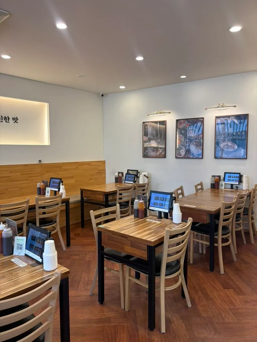 월미당 광주전남대점 우드톤 매장 내부