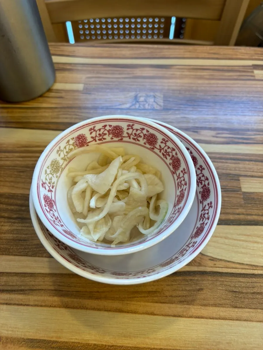 기본으로 나온 양파절임 한 접시