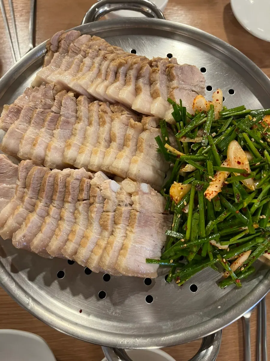 주문 직후 세팅된 기본 밑반찬 상차림
