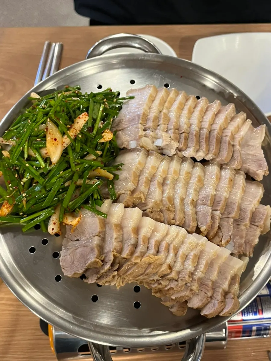 무말랭이와 번데기 등 족보 밑반찬 접시