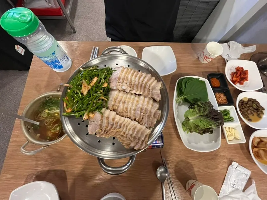 부추무침이 곁들여진 보쌈 고기 클로즈업
